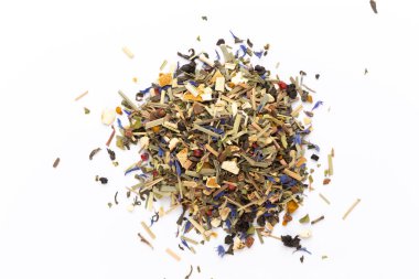 Beyaz arka planda bitki çayı. Meyve ve bitkisel, çay, zerdeçal, zencefil rengi üst görünüm. 