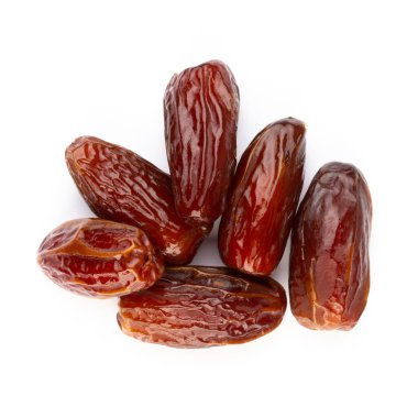 Kuru tarihler beyaz arkaplanda izole edilmiş. Üst Manzara. Düz uzanma deseni.