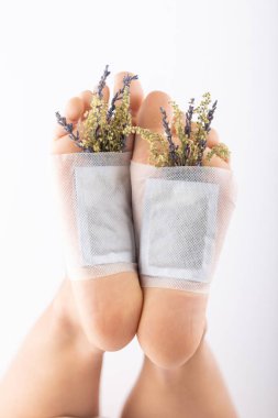 Detoks ayakları doğal bitkisel pedleri destekler.