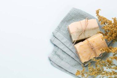 Pastel arka planda el yapımı doğal sabun..