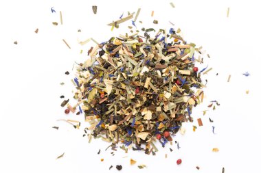 Beyaz arka planda bitki çayı. Meyve ve bitkisel, çay, zerdeçal, zencefil rengi üst görünüm. 