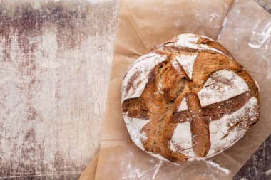 Koyu gri mutfak masasında taze pişmiş ekmek..