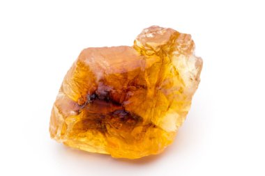 Kahverengi karamelli şeker küpü beyaz zemin üzerinde izole.