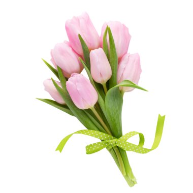 Taze Pembe Lale çiçek buketi raf ahşap duvar önünde.