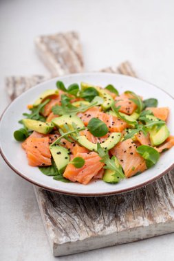 Avokadolu taze somon salatası, keto ve düşük karbonhidrat diyeti için. Paslı arkaplan, üst görünüm, kopyalama alanı.