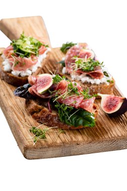 Krem peynirli, sebzeli ve salamlı mini sandviçler.. 