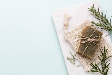 Pastel arka planda el yapımı doğal sabun..