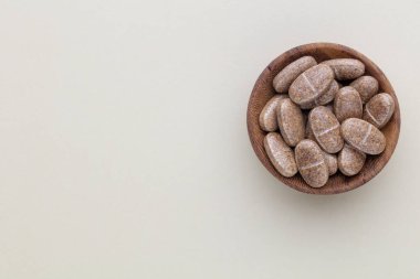 Vitamin hapı tableti, mineral ve takviye maddesi, bitkisel ilaç tozu tıp pastel arka planında fotokopi alanı ile birlikte..