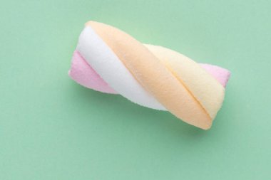 Pastel arka planda renkli şekerlemeler.