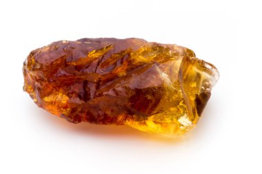 Kahverengi karamelli şeker küpü beyaz zemin üzerinde izole.