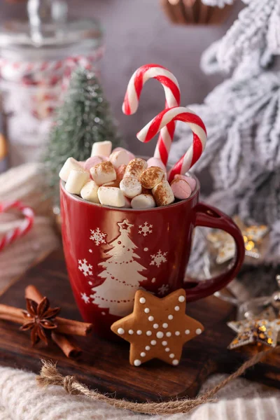 Sıcak kış kompozisyonu, bir fincan ve kremalı sıcak çikolata..