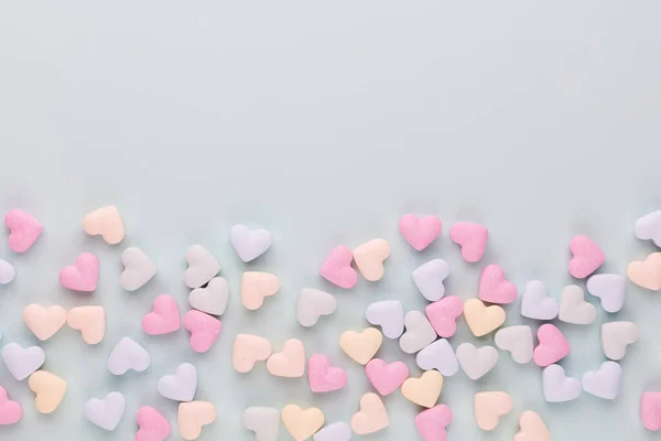 Sevgililer Günü Geçmişi Pastel Mavi Arka Planda Şeker Kalpli Kompozisyon — Stok fotoğraf