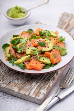 Avokado ile somon salatası, keto ve düşük karbonhidrat diyeti için. Paslı arkaplan, üst görünüm, kopyalama alanı.