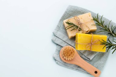 Pastel arka planda el yapımı doğal sabun..