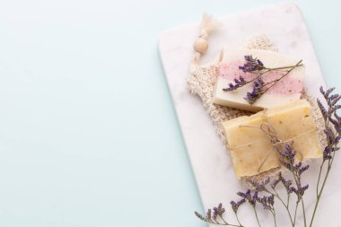 Pastel arka planda el yapımı doğal sabun..