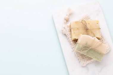 Pastel arka planda el yapımı doğal sabun..