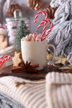 Sıcak kış kompozisyonu, bir fincan ve kremalı sıcak çikolata..