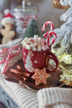 Bir fincan ve kurabiyeyle rahat bir Noel kompozisyonu. Şekerli sıcak çikolata..