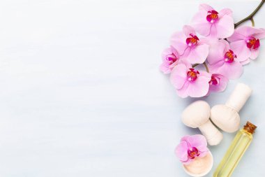 Spa aromaterapi arka planı, basit orkide çiçekleriyle süslenmiş çeşitli güzellik ürünleri..
