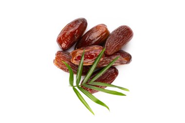 Kuru tarihler beyaz arkaplanda izole edilmiş. Üst Manzara. Düz uzanma deseni.