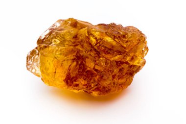 Kahverengi karamelli şeker küpü beyaz zemin üzerinde izole.