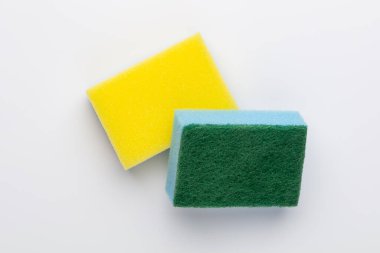 beyaz arkaplanda izole edilmiş süngerler.