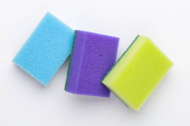 beyaz arkaplanda izole edilmiş süngerler.