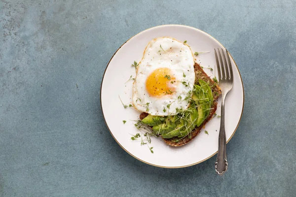 Keto Kahvaltısı Sahanda Yumurta Avokado Ekmek Keto Diyet Kavramı — Stok fotoğraf