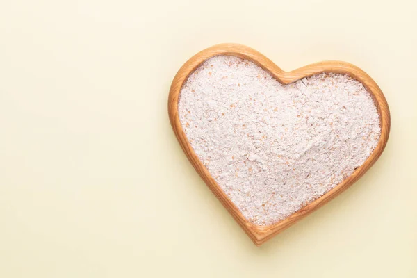 Pšeničná Mouka Dřevěné Míse Tvaru Srdce Pastelovém Pozadí — Stock fotografie