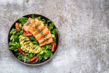 Taze salata ve avokado soslu somon balığı filetosu..
