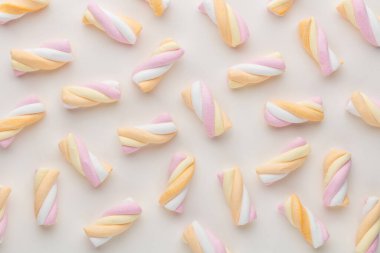 Renkli marşmelov arka planı. Üst Manzara. Düz yatıyordu.