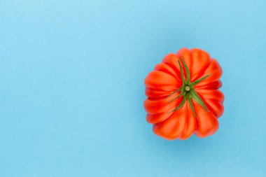 Renk arkaplanındaki domates coeur.