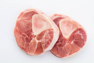 Beyaz arka planda çiğ et ve domuz eti..