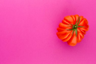 Renk arkaplanındaki domates.