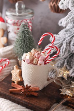 Bir fincan ve kurabiyeyle rahat bir Noel kompozisyonu. Şekerli sıcak çikolata..