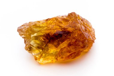 Kahverengi karamelli şeker küpü beyaz zemin üzerinde izole.