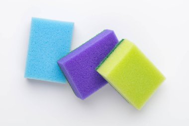 beyaz arkaplanda izole edilmiş süngerler.