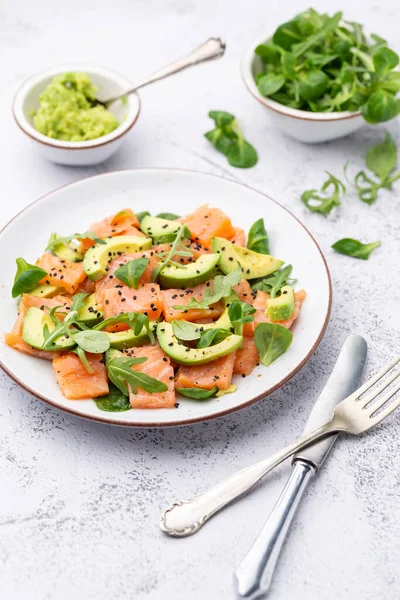 Avokado ile somon salatası, keto ve düşük karbonhidrat diyeti için. Paslı arkaplan, üst görünüm, kopyalama alanı.