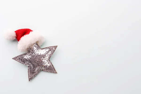 Weihnachtsstern Und Weihnachtsmütze Dekor Auf Pastellblauem Hintergrund — Stockfoto