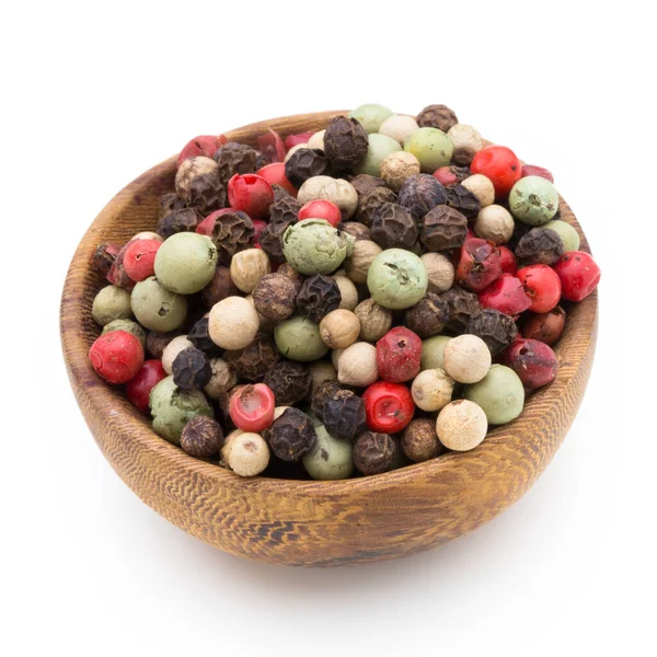 Beyaz arka planda kaşıkta biber tohumu.