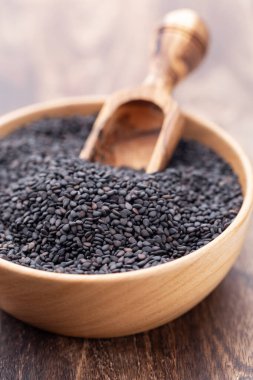Tahta kasede biyolojik doğal siyah susam tohumları.