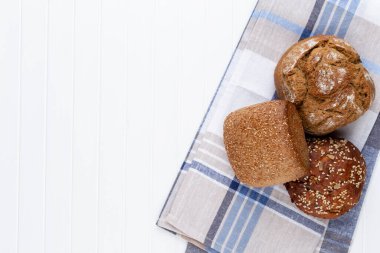 Koyu gri mutfak masasında taze pişmiş ekmek..