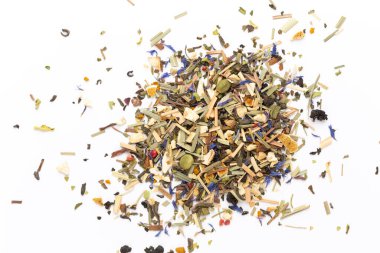 Beyaz arka planda bitki çayı. Meyve ve bitkisel, çay, zerdeçal, zencefil rengi üst görünüm. 