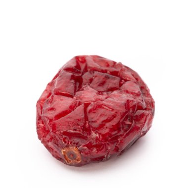 Kurutulmuş yaban mersini beyaz arka planda izole edilmiş.