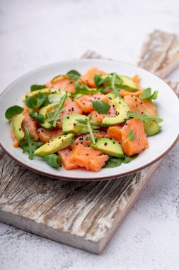 Avokado ile somon salatası, keto ve düşük karbonhidrat diyeti için. Paslı arkaplan, üst görünüm, kopyalama alanı.