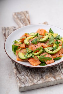 Avokado ile somon salatası, keto ve düşük karbonhidrat diyeti için. Paslı arkaplan, üst görünüm, kopyalama alanı.
