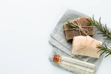 Pastel arka planda el yapımı doğal sabun..