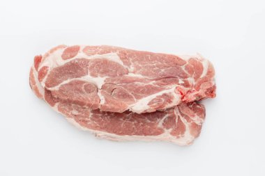 Beyaz arka plan üzerinde izole çiğ domuz eti dilimlenmiş.