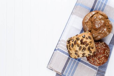 Koyu gri mutfak masasında taze pişmiş ekmek..