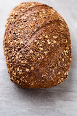 Koyu gri mutfak masasında taze pişmiş ekmek..